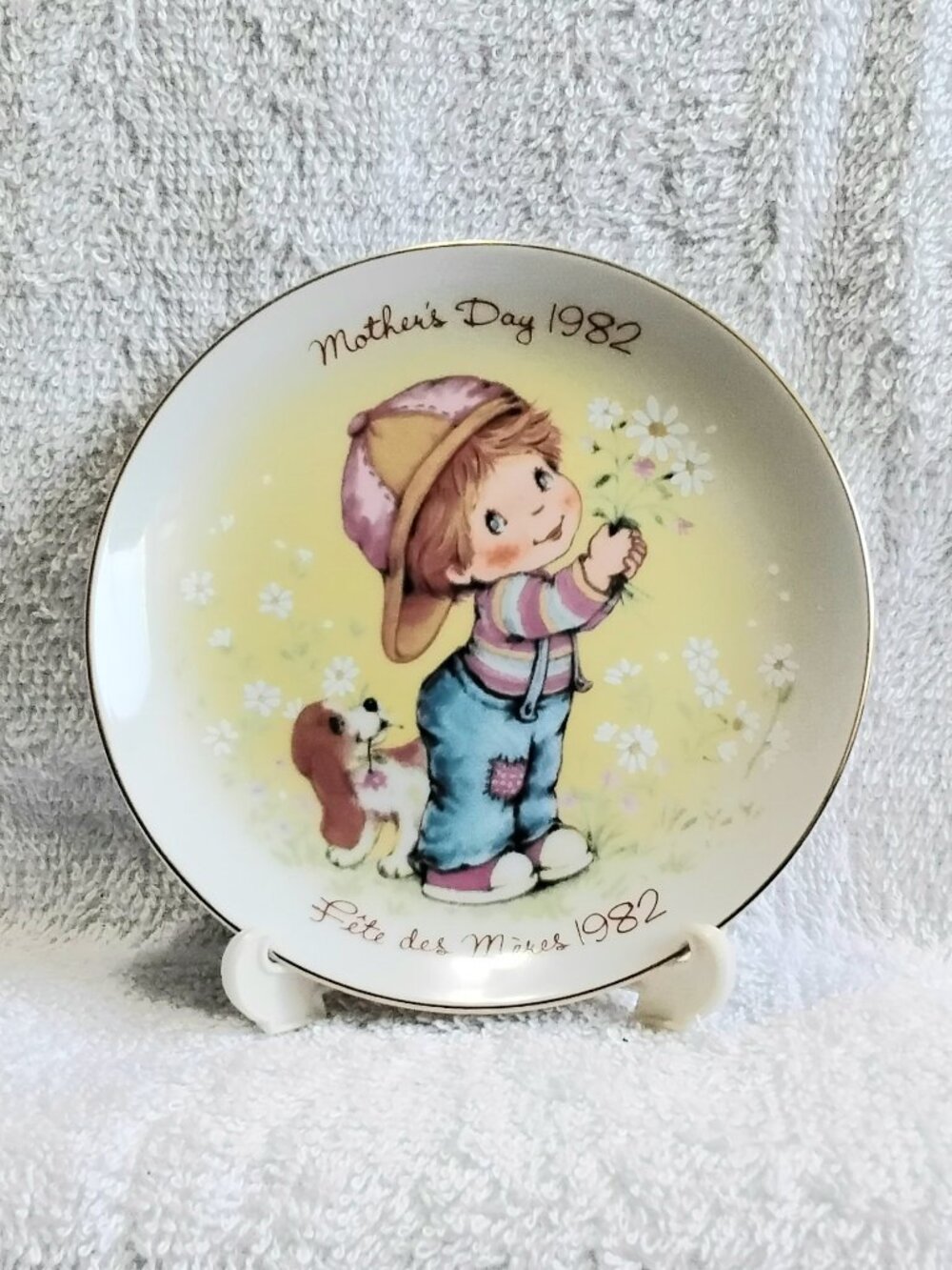 Vintage & Immaculate 5 1/4" Mother's Day Plate 1982 With Display Stand by Avon!!